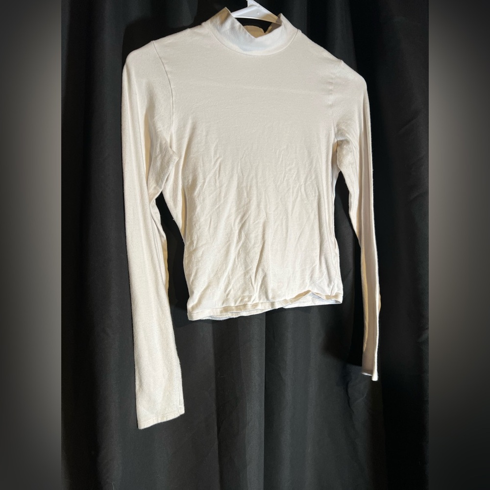 White cropped shirt

(Code : Bananas)